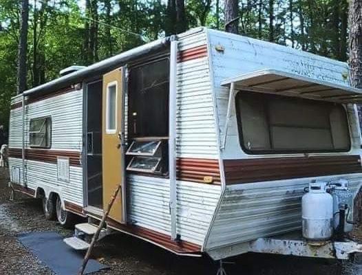 Homeless lady given free “ugly” abandoned trailer, but better sit tight before seeing what she made of it check comments