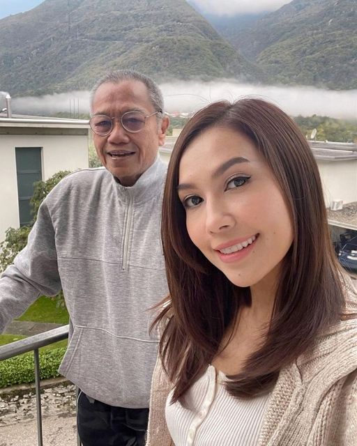 ภาพล่าสุด ‘พ่อรอง’ พร้อมลูก ‘ยุ้ย ปัทมวรรณ’ โบกมือลาไทย ลูกหลานดูแลอย่างดี